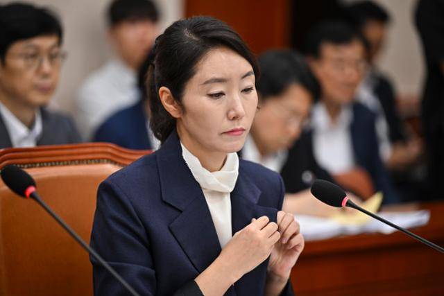 강선우 여성가족부 장관 후보자가 14일 국회 여성가족위원회에 열린 인사청문회에서 이인선 위원장이 '후보자 자격으로 나왔기 때문에 국회의원 배지를 다는 건 부적절하다'는 지적에 국회의원 배지를 떼고 있다 . 정다빈 기자