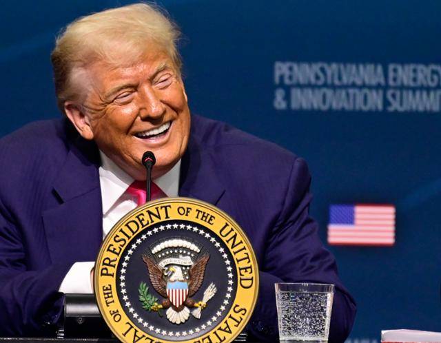 도널드 트럼프 미국 대통령이 15일 제1회 펜실베니아 에너지·혁신 서밋이 열린 미 펜실베이니아주 피츠버그 소재 카네기멜런대 캠퍼스에서 발언 도중 웃고 있다. 피츠버그=UPI 연합뉴스