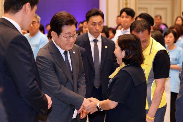 이재명 대통령이 16일 서울 종로구 청와대 영빈관에서 열린 사회적 참사 유가족들과 만나는 '기억과 위로, 치유의 대화' 간담회에 참석해 유가족들과 인사하고 있다. 왕태석 선임기자
