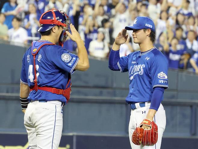 3일 오후 잠실야구장에서 열린 2025 프로야구 삼성과 두산 경기. 삼성이 6-4 승리했다. 경기종료후 투수 이호성과 포수 강민호가 승리를 자축 하고 있다. 잠실=정시종 기자 capa@edaily.co.kr /2025.07.03.