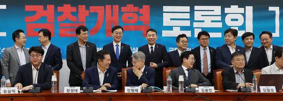 2일 국회 더불어민주당 원내대표 회의실에서 열린 검찰개혁 토론회에서 참석자들이 기념촬영 전 대화하고 있다. 임현동 기자