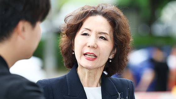 이진숙 사회부총리 겸 교육부 장관 후보자가 지난달 30일 오전 서울 여의도 한국교육시설안전원에 마련된 인사청문회 준비 사무실로 출근하며 취재진 질문에 답하고 있다. 연합뉴스.