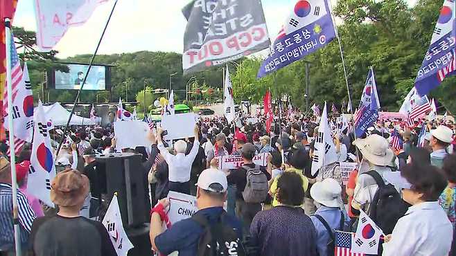 모스 탄 교수의 연설을 환영하는 보수단체 참가자들