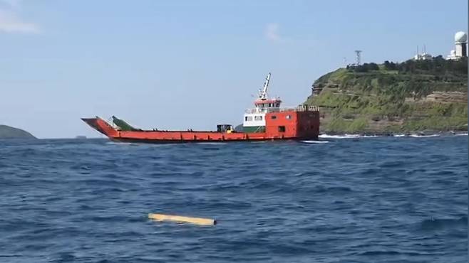 15일 제주도 서귀포시 대정읍 신도리 앞바다 대형 운반선에서 버린 것으로 추정되는 폐목재가 조류에 둥둥 떠다니고 있다. 해양시민과학센터 파란 제공