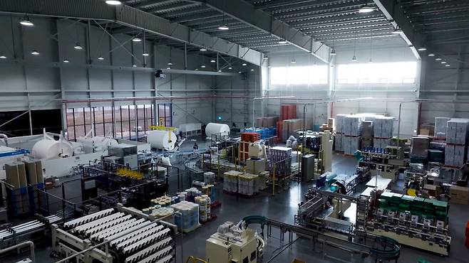 모나리자에스엠이 2022년 말 준공한 경산 신규 공장 내부. 모나리자에스엠 웹사이트