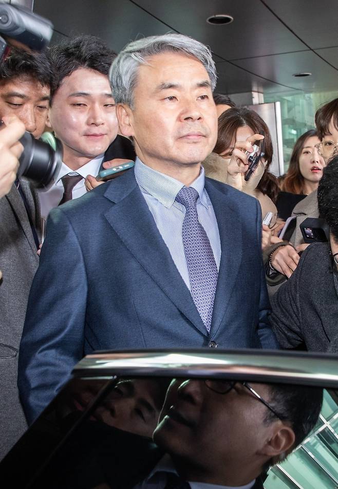 이종섭 주 호주 대사가 지난 21일 인천국제공항 제1터미널을 통해 귀국한 후 차량에 탑승하고 있다. /뉴스1