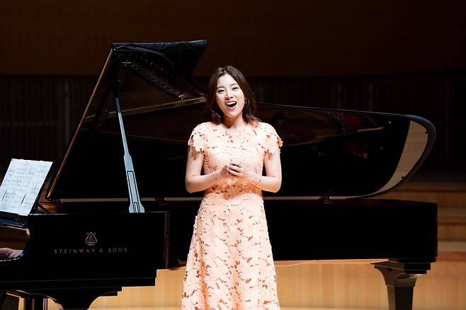 기자간담회 현장에서 푸치니 오페라 <제비>중 '도레타의 아름다운 꿈'을 연주하는 소프라노 황수미 /사진. 롯데문화재단 제공