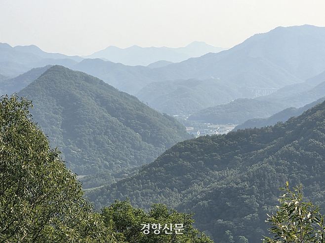 지난달 18일 대승한지마을 뒷산에서 바라본 마을 모습. 산과 산 사이에 마을 부락이 형성돼 있다. 전북 완주 상관면에서 소양면으로 넘어가는 345㎸급 송전선로는 이곳을 넘어갈 가능성이 크다. 오동욱 기자
