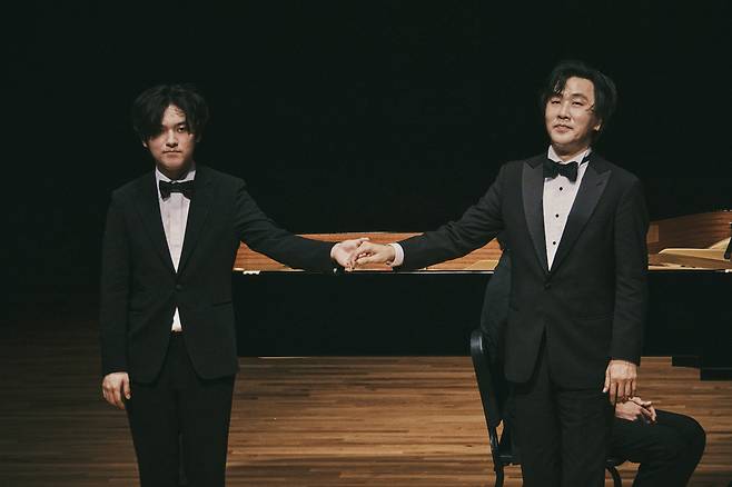 피아니스트 손민수(왼쪽)와 임윤찬이 15일 서울 예술의전당 콘서트홀에서 열린 듀오 리사이틀을 마친 뒤 관객들에게 인사하고 있다. 현대카드·목프로덕션 제공
