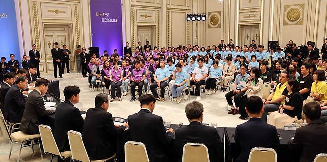 이재명 대통령이 16일 오후 서울 종로구 청와대 영빈관에서 열린 …기억과 위로, 치유의 대화‘에서 사회적 참사 유가족들의 이야기를 듣고 있다. 대통령실 사진기자단