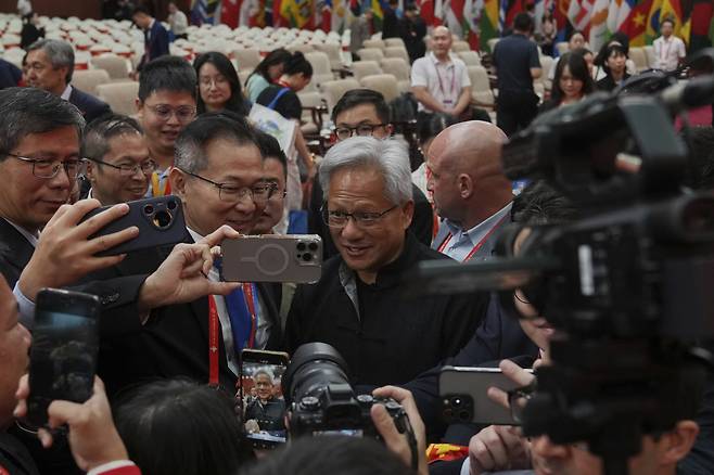 중국 베이징에서 16일 열린 제3회 중국국제공급망촉진박람회 개막식 연사로 참석한 젠슨 황 엔비디아 최고경영자(CEO)가 참석자들과 기념촬영을 하고 있다. AP연합뉴스