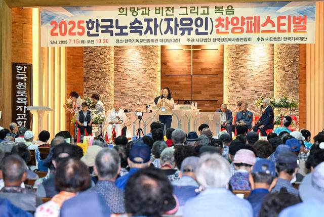 시각장애인 김선희(무대 위 가운데)씨가 15일 서울 종로구 한국기독교연합회관 대강당에서 열린 ‘한국 노숙자(자유인) 찬양 페스티벌’에서 열창하고 있다. 신석현 포토그래퍼