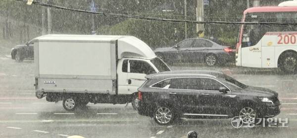 일부 경기도 지역에 호우주의보가 발령된 지난 8일 오후 수원특례시 장안구 거리 일대에 기습 폭우가 내리며 퇴근하던 차량들이 서행하고 있다. 홍기웅기자