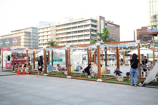 2024 서울썸머비치 썸머피서존에서 휴식하고 있는 방문객들의 모습 / 사진=서울관광재단