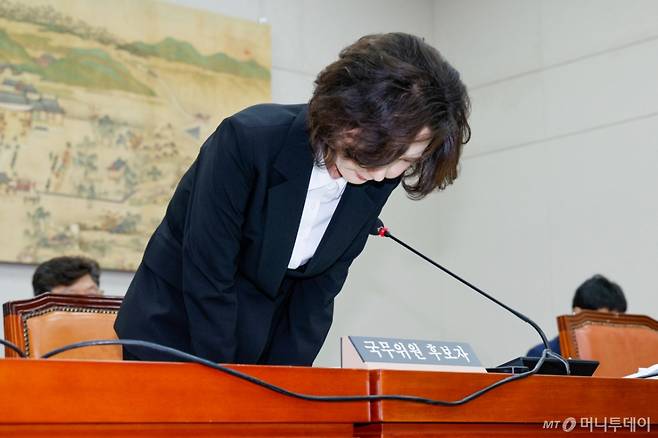 (서울=뉴스1) 안은나 기자 = 이진숙 사회부총리 겸 교육부 장관 후보자가 16일 오전 서울 여의도 국회 교육위원회에서 열린 인사청문회에서 김문수 더불어민주당 의원 질의 중 자녀 조기유학 등 논란 관련 고개숙여 사과하고 있다. 2025.7.16/뉴스1 Copyright (C) 뉴스1. All rights reserved. 무단 전재 및 재배포, AI학습 이용 금지. /사진=(서울=뉴스1) 안은나 기자