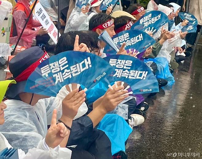 전국민주노동조합총연맹(민주노총) 조합원들이 16일 오후 서울 영등포구 국회의사당 인근에서 열린 '2025 민주노총 총파업 대회'에서 '투쟁은 계속된다'라고 적힌 부채를 들고 있다./사진=이현수 기자.
