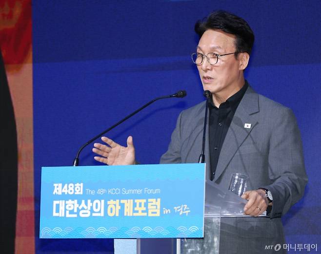 (서울=뉴스1) = 김민석 국무총리가 16일 경북 경주시 라한셀렉트 호텔에서 열린 제48회 대한상의 하계포럼에 참석해 기조연설을 하고 있다. (대한상공회의소 제공, 재판매 및 DB금지) 2025.7.16/뉴스1 Copyright (C) 뉴스1. All rights reserved. 무단 전재 및 재배포, AI학습 이용 금지. /사진=(서울=뉴스1)