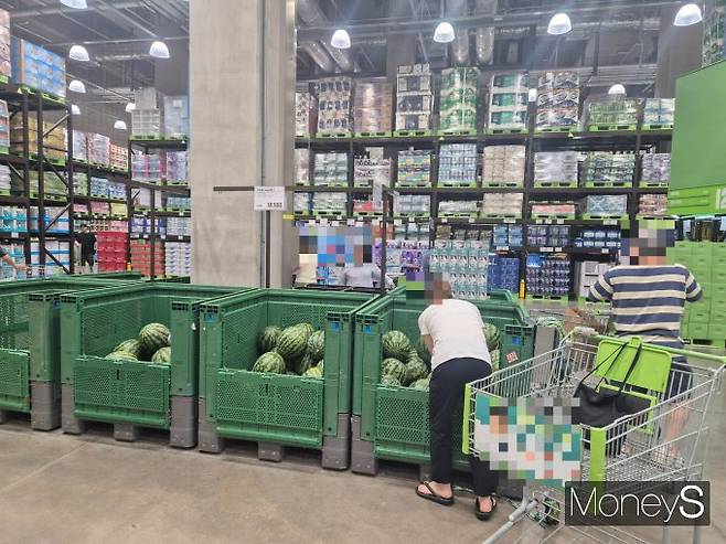 소비자들이 제철코어에 빠진 이유는 무엇일까. 사진은 지난 11일 경기 고양시 덕양구 삼송동 대형마트에서 수박을 구매 중인 소비자들의 모습. /사진=김인영 기자