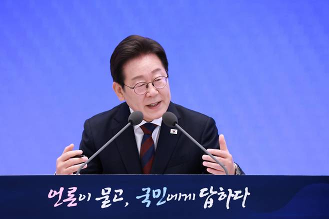 이재명 대통령이 지난 3일 청와대 영빈관에서 '대통령의 30일, 언론이 묻고 국민에게 답하다' 기자회견을 열고 출입기자들의 질문에 답변하고 있다. /사진=뉴시스 고범준 기자(대통령실 통신사진기자단)