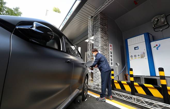 부족한 충전소 인프라가 수소차 도약의 발목을 잡고 있다. 사진은 서울시청 서소문청사 수소충전소. /사진=뉴시스