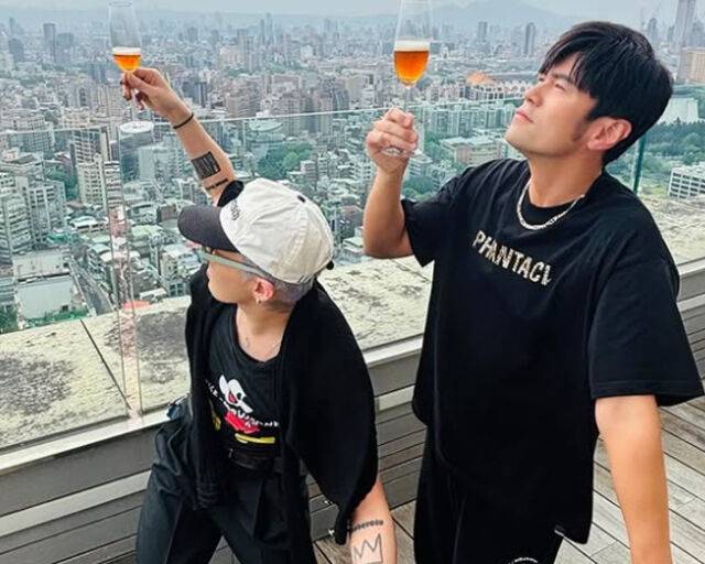 지드래곤과 주걸륜이 장난기 가득한 포즈를 취하고 있다. / 주걸륜 소셜미디어