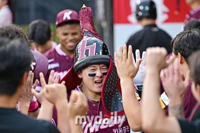 3일 경기도 수원 KT위즈파크에서 열린 '2025 신한 SOL BANK KBO리그' 키움 히어로즈와 KT 위즈 경기. 키움 최주환이 4회초 2사에 솔로포를 친 후 기뻐하고 있다./마이데일리