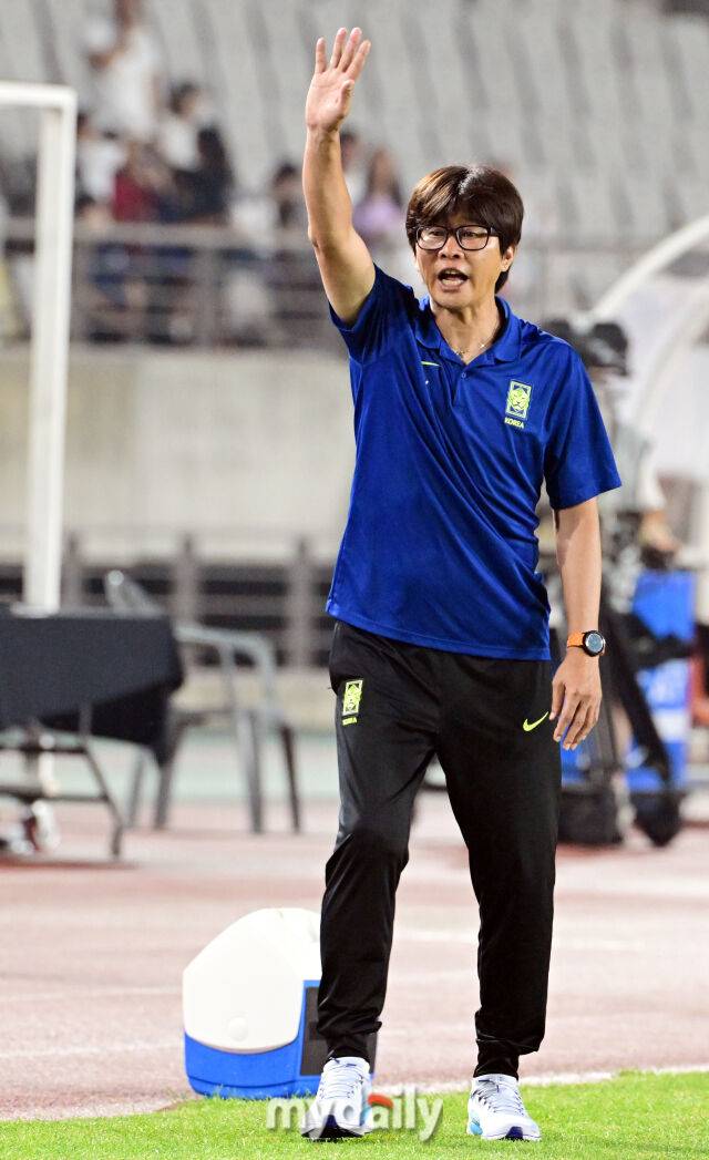 대한민국 여자 축구대표팀 신상우 감독이 13일 오후 경기도 화성시종합경기타운 주경기장에서 진행된 2025년 동아시아축구연맹(EAFF) E-1 챔피언십(동아시안컵) 일본과의 경기에서 어필을 하고 있다./마이데일리 DB
