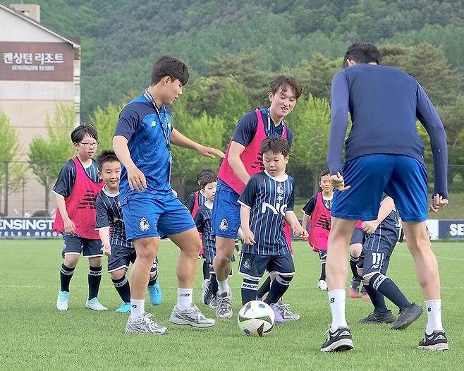 현역 선수의 지도도 받는 켄싱턴 가평의 ‘어린이 축구왕’ 여행학습 프로그램