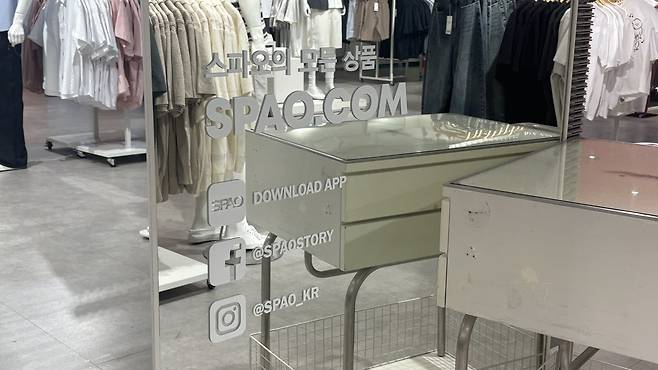 스파오 용산 아이파크몰점 매장 내 거울에 붙어있는 자사몰 홍보 박연수 기자