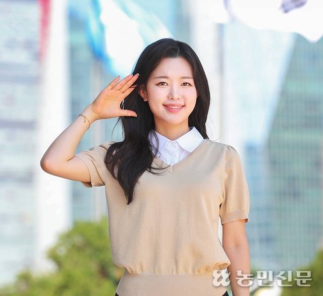 노희지 앵커는 뉴스를 진행할 땐 오른쪽 귀에 보청기 대신 인이어를 착용하고 세상과 소통한다. 백승철 프리랜서 기자