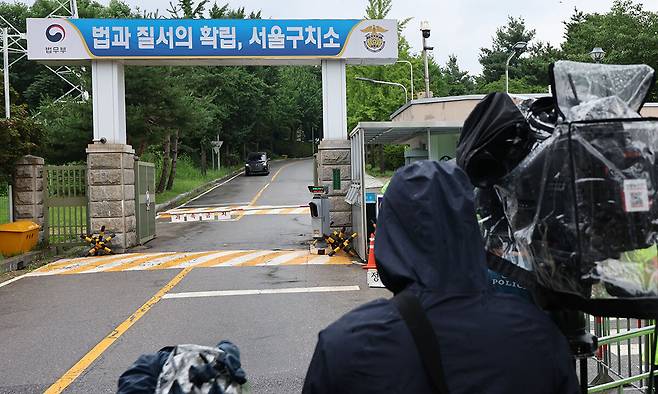 경기도 의왕시 서울구치소 앞에서 취재진이 대기하고 있다. 연합뉴스