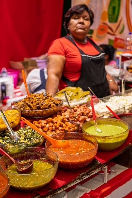 멕시코 와하카 시장 노점에서 살사를 파는 모습이다.