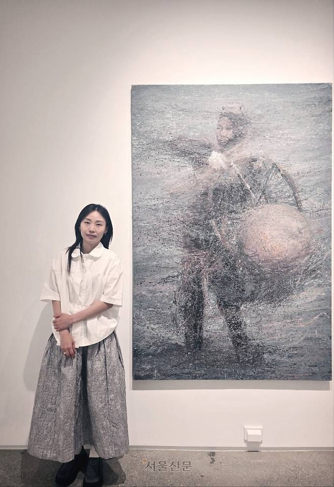 ‘2025 전국청년작가 미술공모전’(H-EAA)에서 대상을 차지한 신민정 작가가 경기 과천 호반아트리움에서 제주 해녀를 드리핑 기법으로 그린 본인의 작품 ‘읏쌰’를 소개하고 있다. 신 작가를 비롯해 이번 공모전의 최종 7인에 오른 작가들의 전시 ‘피어나는 시간’은 다음달 17일까지 계속된다.