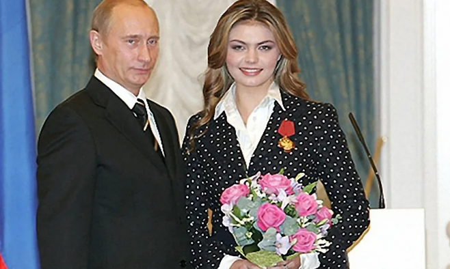 블라디미르 푸틴 러시아 대통령과 그의 연인으로 알려진 리듬체조 선수 출신 알리나 카바예바의 2008년 당시 모습