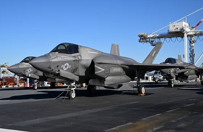 2025년 7월 11일(현지시간) 호주 브리즈번에 입항한 미 강습상륙함 USS 아메리카의 비행갑판에 F-35B 라이트닝 II 전투기들이 세워져 있다. AP 연합뉴스