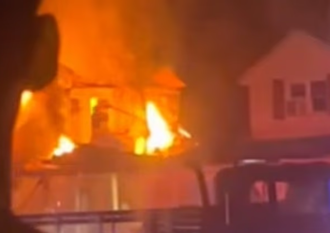 지난 14일 미국 동부 뉴저지주 플레인필드시에서 홍수로 인해 가스관이 폭발하면서 주택에 화재가 발생한 모습. ABC뉴스 제공