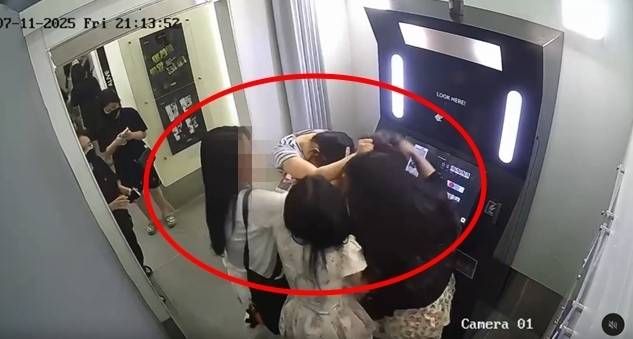 지난 11일(현지시간) 하노이 남뜨리엠 내에서도 번화가에 속하는 미딩의 한 즉석사진관에서 몸싸움을 벌이는 한국인 여성 2명과 베트남인 여성 2명. VNS 제공