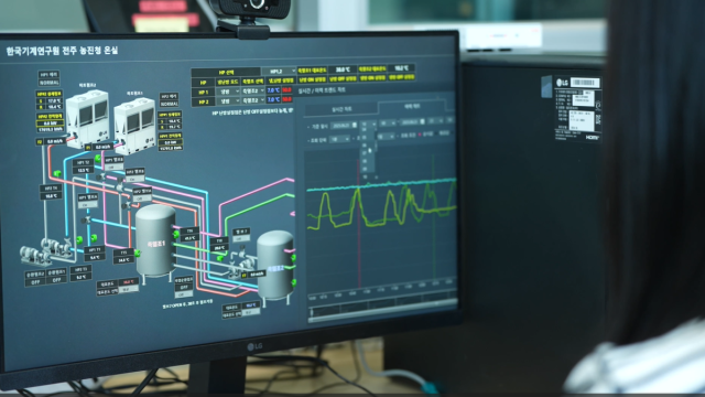 15일 전북 전주시 농촌진흥청 국립농업과학원 연료전지실에서 한국기계연구원 관계자가 스마트 온실 실증시설을 모니터링하고 있다. 사진 제공=한국기계연구원