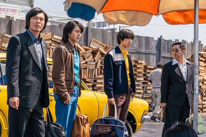 디즈니+ 오리지널 시리즈 ‘파인: 촌뜨기들’이 오늘(16일) 1~3회를 첫 공개하며, 신안 앞바다에 숨겨진 보물선을 둘러싼 욕망과 배신을 그린 본격 한탕 드라마의 서막을 연다. 사진제공 | 월트 디즈니 컴퍼니 코리아