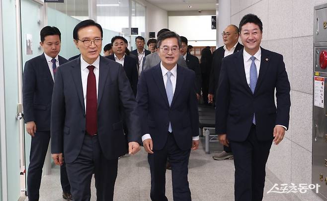 김진경 경기도의회 의장(더불어민주당, 시흥3)은 지난 15일 김동연 경기도지사, 임태희 경기도교육감과 함께 경기도의회 2층 청소원 대기실을 방문해 환경 개선 현장을 점검하고, 노동존중 실천의 협치 성과를 확인했다. 사진제공|김진경 경기도의회 의장