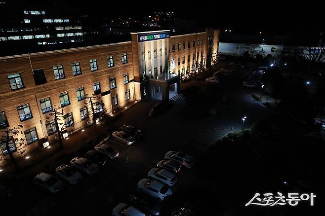 충북농업기술원(원장 조은희)은 여름철 시설수박 재배 시 상품성 저하를 유발하는 황화바이러스 피해를 최소화하기 위해 바이러스 매개 해충에 대한 철저한 사전 방제를 농가에 당부했다(충북도청 전경). 사진제공|충북도