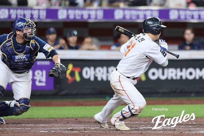 대전 NC전에서 스퀴즈 번트를 성공시키는 한화 문현빈. 한화 이글스 제공