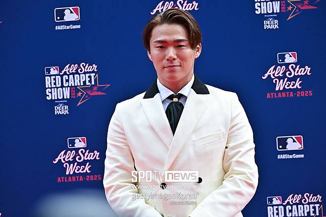 ▲ 흰색 정장을 입고 레드 카펫 위에 선 야마모토 요시노부.