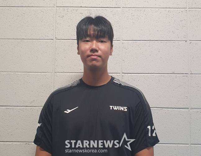 LG 박시원이 지난 11일 대전 한화생명 볼파크에서 열린 2025 KBO 퓨처스 올스타전을 앞두고 취재진과 만나 포즈를 취하고 있다. /사진=김동윤 기자