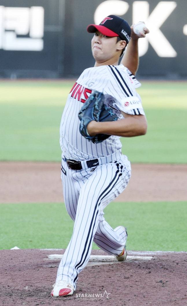LG 박시원이 11일 대전 한화생명 볼파크에서 열린 2025 KBO 퓨처스 올스타전에서 던지고 있다. /사진=강영조 선임기자