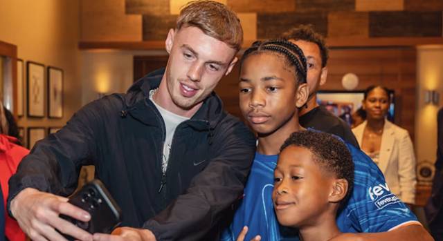 세인트키츠 네비스를 방문한 콜 파머(왼쪽). . /사진=ITVX 캡처