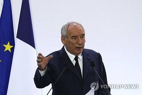 예산 절감 방향 설명하는 프랑스 총리 (파리 AP=연합뉴스) 프랑수아 바이루 프랑스 총리가 15일(현지시간) 내년 재정 정책 방향을 설명하고 있다. 2025.07.15.