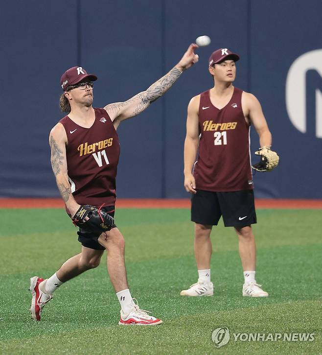 설종진 키움 감독대행 체제 첫 훈련 (서울=연합뉴스) 김인철 기자 = 15일 서울 구로구 고척스카이돔에서 키움 히어로즈 선수들이 설종진 감독대행 지휘로 훈련을 하고 있다. 왼쪽은 캐치볼하는 웰스. 2025.7.15 yatoya@yna.co.kr