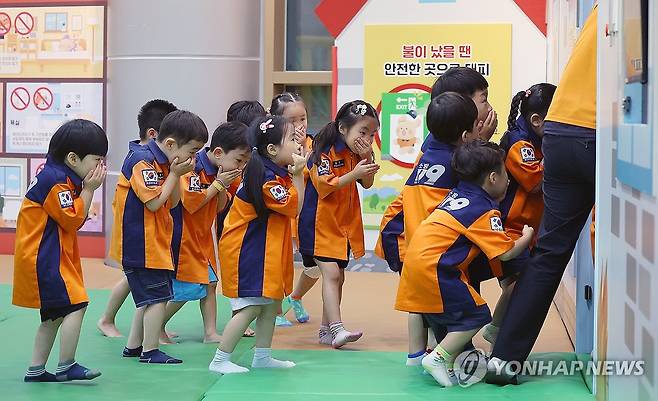 불이 났을 때 대피는 이렇게 (부산=연합뉴스) 손형주 기자 = 16일 부산 동래구 온천동 부산119안전체험관에서 어린이들이 화재 대피 훈련을 하고 있다. 2025.7.16 handbrother@yna.co.kr