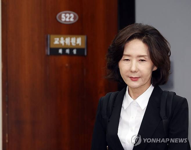 인사청문회 참석하는 이진숙 후보자 (서울=연합뉴스) 박동주 기자 = 이진숙 사회부총리 겸 교육부 장관 후보자가 16일 서울 여의도 국회 교육위원회에서 열린 인사청문회에 참석하고 있다. 2025.7.16 pdj6635@yna.co.kr